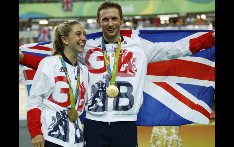 Laura Trott junto a su prometido Jason Kenny que también ganó oro. AP / P.Semansky