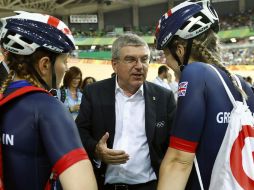 Thomas Bach (presidente del COI) platicando con algunas atletas de Río 2016. AP / P.Semansky