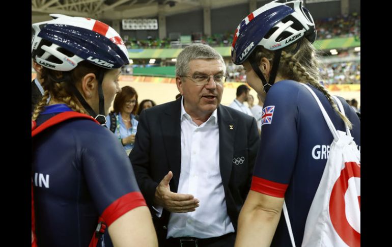 Thomas Bach (presidente del COI) platicando con algunas atletas de Río 2016. AP / P.Semansky