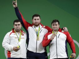 Los medallistas enseñando sus preseas ganadas. AP / M.Groll