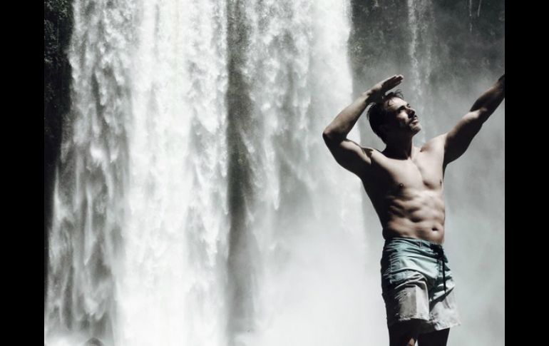 Sergio Mayer compartió una imagen en sus redes sociales donde está posando en la cascada de Misol Ha en Chiapas. INSTAGRAM / sergiomayerb