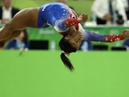 Simone Biles ejecuta uno de sus saltos acrobáticos durante la Final de piso, en la que fue su despedida de Río 2016. AP / D. Lovetsky