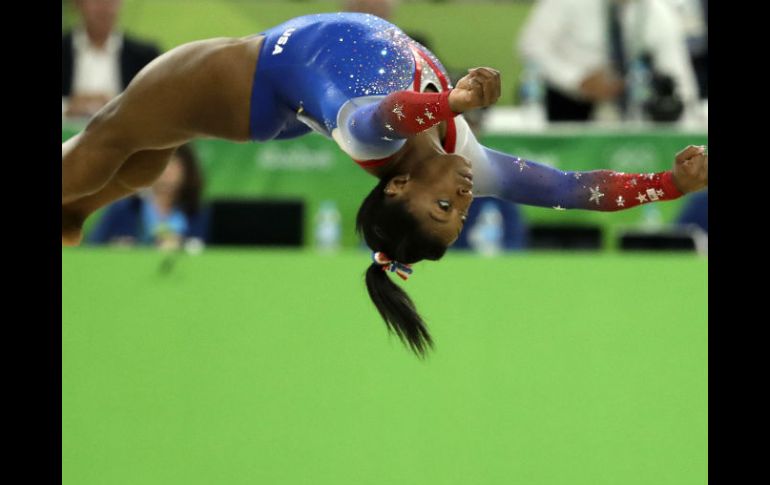 Simone Biles ejecuta uno de sus saltos acrobáticos durante la Final de piso, en la que fue su despedida de Río 2016. AP / D. Lovetsky