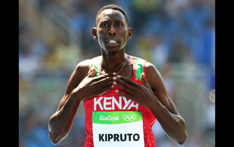 Kipruto venció con un tiempo de 8:03.28, al mismo tiempo que impuso récord olímpico. EFE / S. Suki