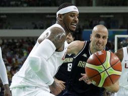 Carmelo Anthony y Manu Ginobili disputan un balón. AP / C.Niebergall