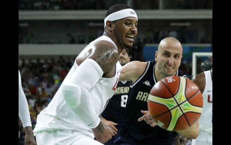 Carmelo Anthony y Manu Ginobili disputan un balón. AP / C.Niebergall