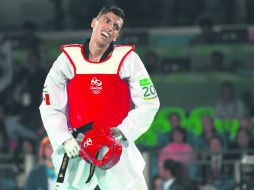 Carlos Navarro se lamenta tras perder su combate por la medalla de bronce, por lo que regresa a casa con las manos vacías. MEXSPORT / O. Aguilar