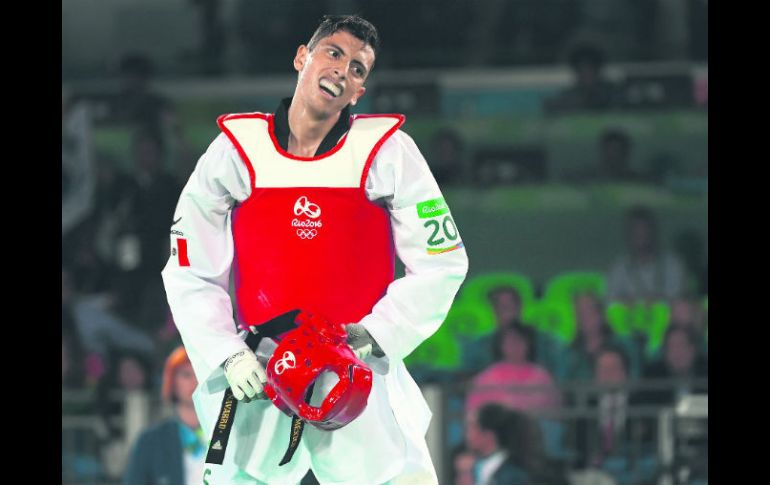 Carlos Navarro se lamenta tras perder su combate por la medalla de bronce, por lo que regresa a casa con las manos vacías. MEXSPORT / O. Aguilar