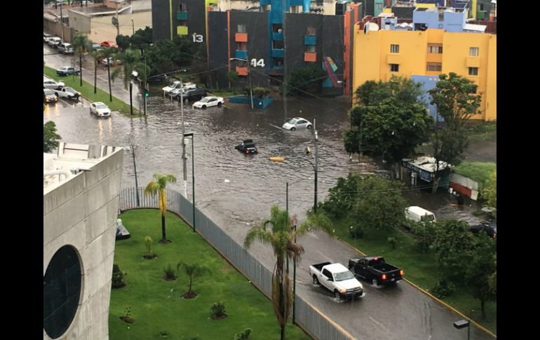 Avenida de las Rosas, otro punto conflictuado por la lluvia de hoy. FACEBOOK / María Antonietta Figueroa