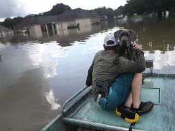 Muchas personas han tenido que dejar todas sus pertenencias y alojarse con familiares, amigos o dormir en remolques en medio del lodo. AFP / ARCHIVO