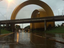 En Lázaro Cárdenas y Mariano Otero, el agua alcanzó los 40 centímetros tras la precipitación de esta mañana. TWITTER / @MontseNarro