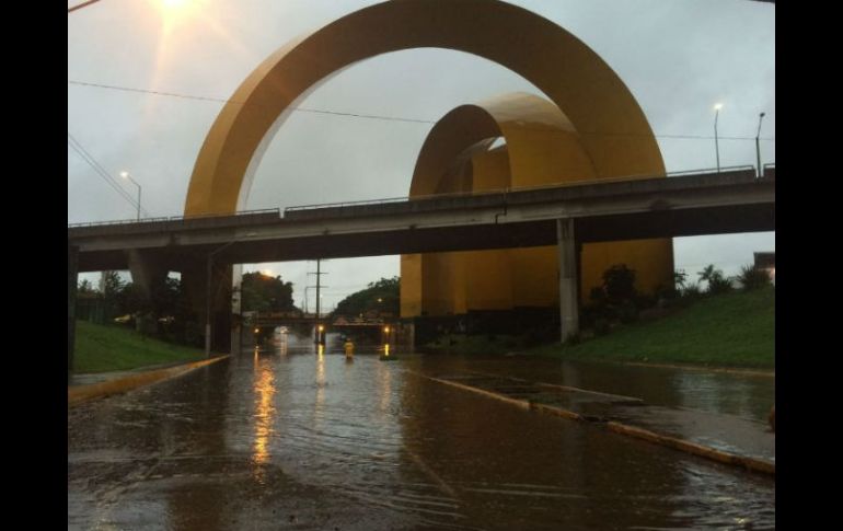 En Lázaro Cárdenas y Mariano Otero, el agua alcanzó los 40 centímetros tras la precipitación de esta mañana. TWITTER / @MontseNarro