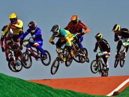 Los ciclistas dan un salto en la pista de BMX en Río 2016. AFP / C.de Souza