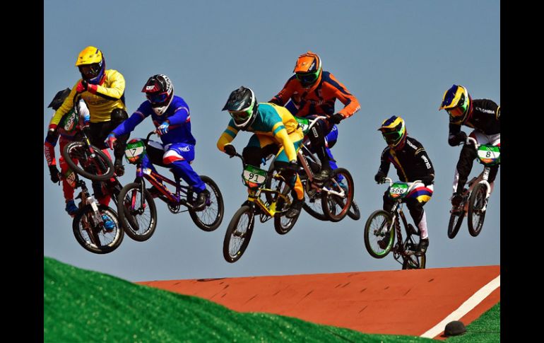 Los ciclistas dan un salto en la pista de BMX en Río 2016. AFP / C.de Souza