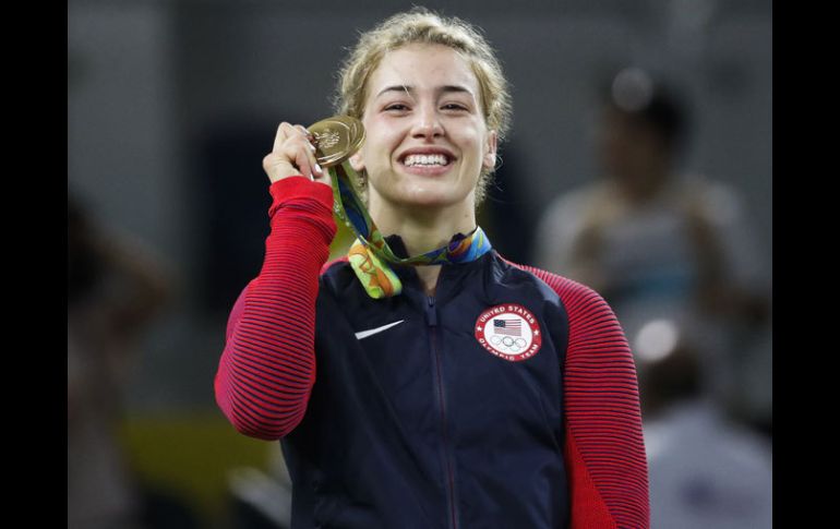 La norteamericana Helen Louise Maroulis con su medalla de oro. AP / M.Schreiber