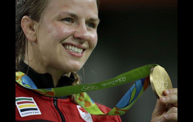 Erica Elizabeth Wiebe sonriendo con su medalla de oro. AP / C.Riedel