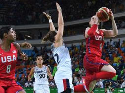 Las norteamericanas peleando por su pase a la final olímpica. AFP / M.Ralston