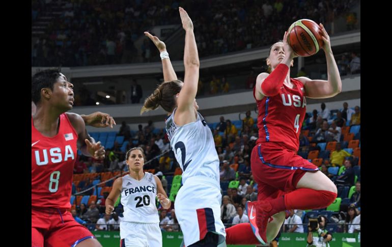 Las norteamericanas peleando por su pase a la final olímpica. AFP / M.Ralston