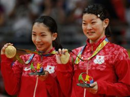 Las japonesas sonrientes con sus medallas de oro ganadas en Río 2016. EFE / E.Biba