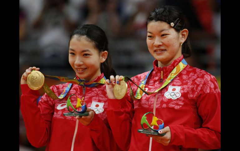 Las japonesas sonrientes con sus medallas de oro ganadas en Río 2016. EFE / E.Biba