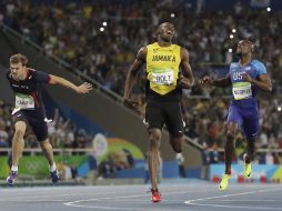 Usain Bolt celebra al cruzar la meta en los 200 metros planos. AP / D.Phillip