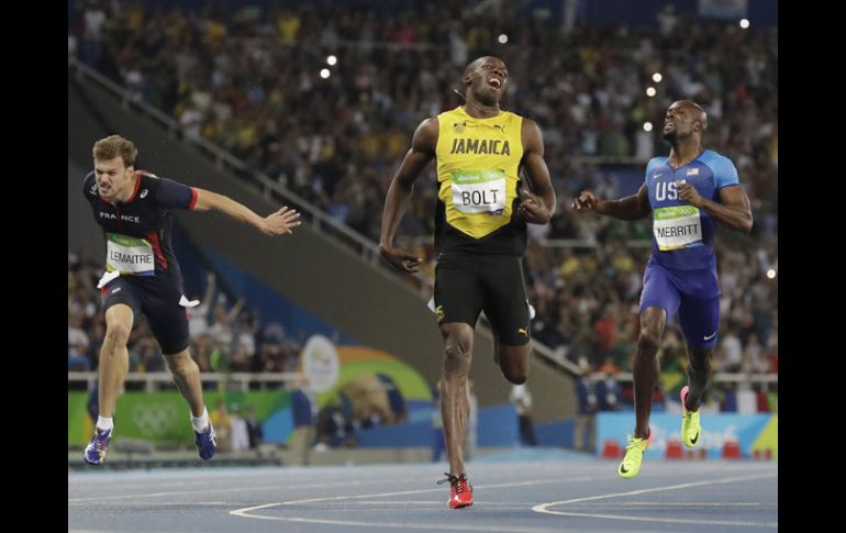 Usain Bolt celebra al cruzar la meta en los 200 metros planos. AP / D.Phillip