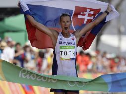 El eslovaco Matej Toth se llevó el oro en los 50 kilómetros de marcha. AP / R.Bukaty