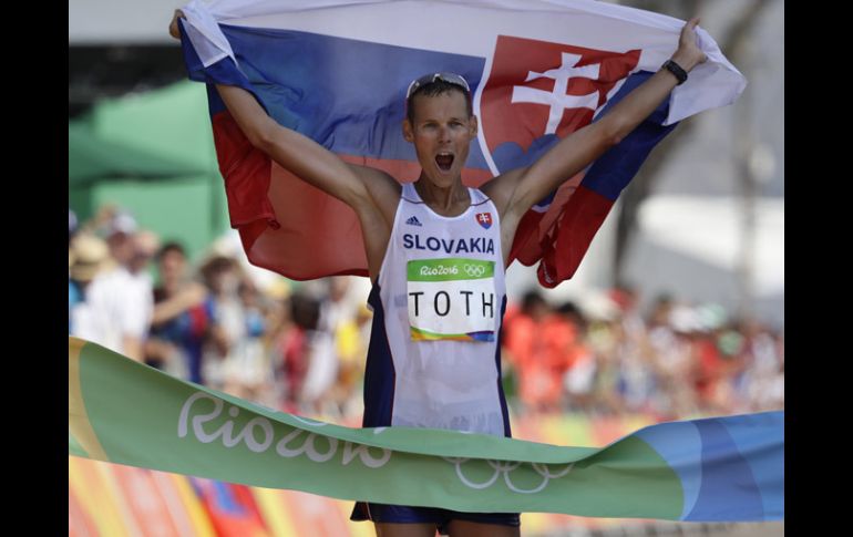 El eslovaco Matej Toth se llevó el oro en los 50 kilómetros de marcha. AP / R.Bukaty