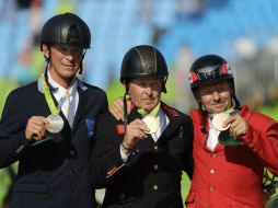 Peder Fredricson de Suecia y Eric Lamaze de Canadá completan el podio. AP / J. C. Hong