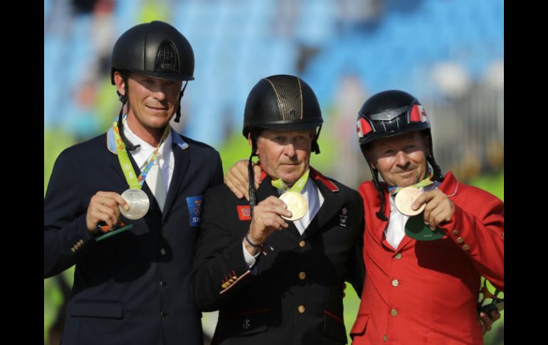 Peder Fredricson de Suecia y Eric Lamaze de Canadá completan el podio. AP / J. C. Hong