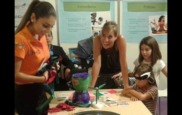 La diadema mostró tener un éxito inesperado entre los niños, quienes son los primeros sorprendidos al verla en funcionamiento. TWITTER / @ConacytPrensa