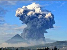 Varios municipios han registrado caída de ceniza por la reciente actividad del volcán Santiaguito, en Guatemala. TWITTER / @AlertaChiapas