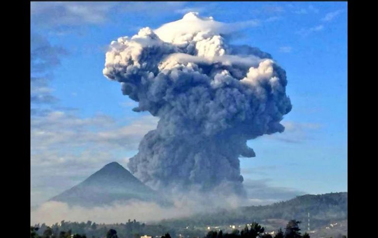 Varios municipios han registrado caída de ceniza por la reciente actividad del volcán Santiaguito, en Guatemala. TWITTER / @AlertaChiapas