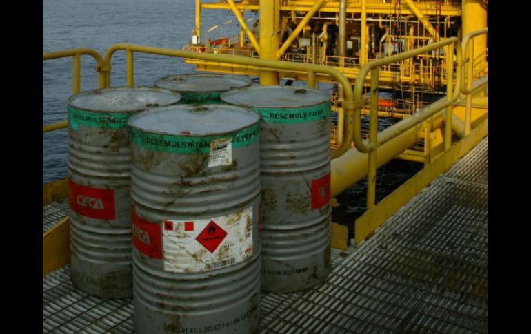 El crudo tipo West Texas Intermediate (WTI) avanzó 30 centavos al ofrecerse en 48.52 dólares por barril. AFP / ARCHIVO