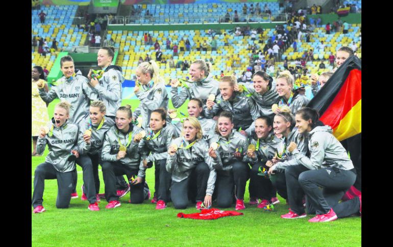 Festejo. El conjunto germano celebra con su medalla de oro conseguida ayer tras vencer en la Final a Suecia en el Maracaná. EFE / A. Ernesto