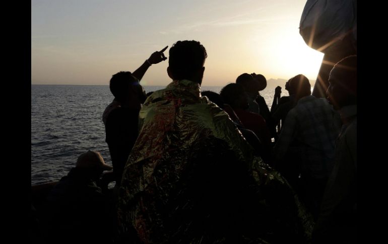 Los sobrevivientes narraron que el bote comenzó a tomar agua unas horas después de zarpar de Libia, y eventualmente se hundió. EFE / Y. Nardi