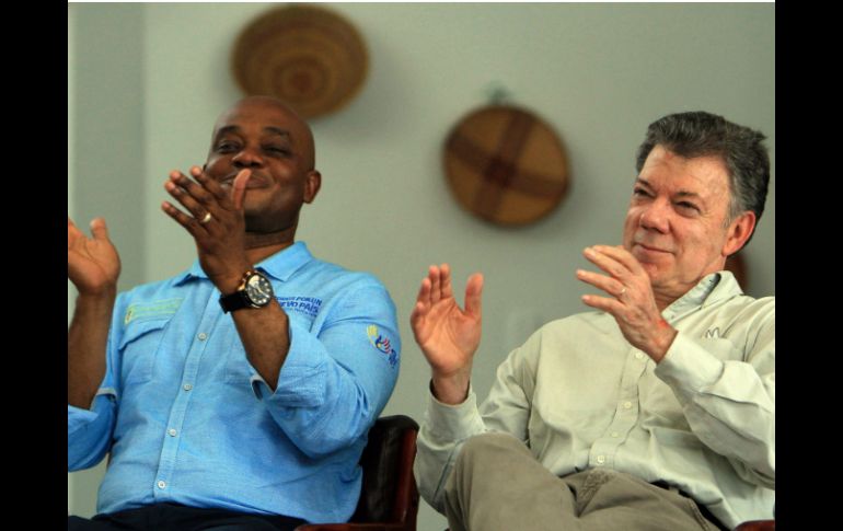 El presidente colombiano, Juan Manuel Santos (d), y el ministro de Ambiente y Desarrollo Sostenible, Luis Gilberto Murillo. EFE / M. Dueñas Castañeda