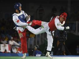 María del Rosario Espinoza (der) batalló para llegar a las semifinales en el taekwondo olímpico. MEXSPORT / O.Aguilar