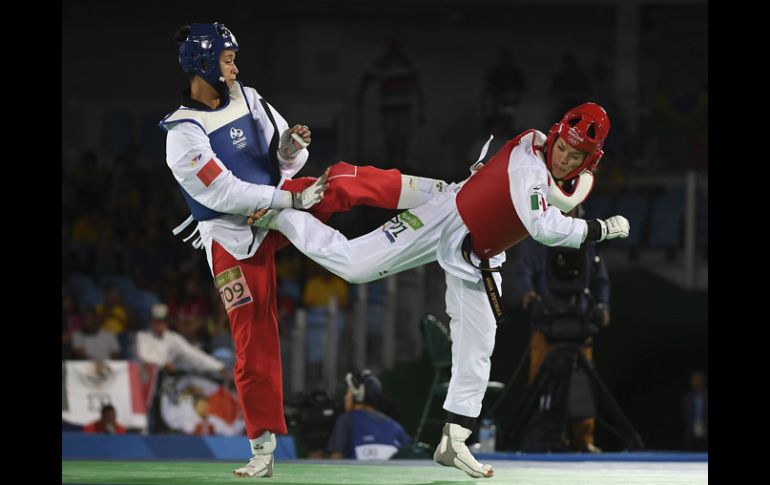 María del Rosario Espinoza (der) batalló para llegar a las semifinales en el taekwondo olímpico. MEXSPORT / O.Aguilar