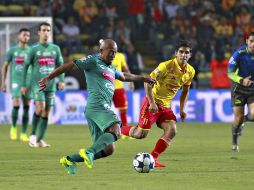 Acción del partido entre Monarcas y Jaguares en el estadio Morelos. MEXSPORT / A. García