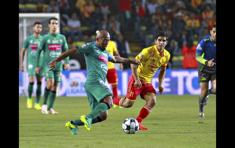 Acción del partido entre Monarcas y Jaguares en el estadio Morelos. MEXSPORT / A. García