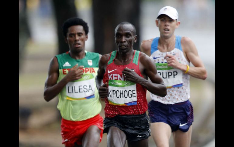 El pelotón, con Kipchoge, a la cabeza, partió bajo la lluvia, con una humedad del 94 por ciento a 22 grados. AFP / A. Dennis