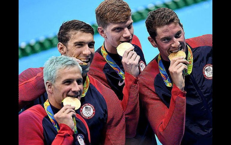 Lochte y tres compañeros del equipo de natación causaron daños en el baño de una gasolinera y guardias armados les exigieron pagar. TWITTER / @RyanLochte