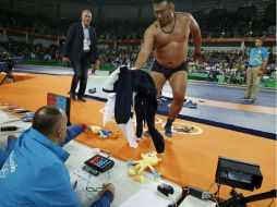 Uno de los entrenadores sube al ring y se quita los pantalones en protesta contra la decisión de los jueces. AFP / J. Guez