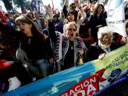 Trabajadores chilenos expresan su inconformidad con las medidas que propone la presidenta de Chile. EFE / E. Garay