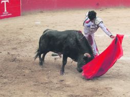 Primera tarde. Iván Hernández realiza su faena en la plaza El Centenario. EL INFORMADOR / F. Atilano