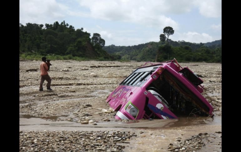 La mayor parte de los heridos pudieron ser rescatados porque el autobús cayó a una zona con poco nivel de agua. AP / ARCHIVO