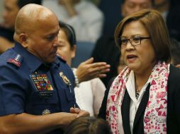 La senadora Leila de Lima (i), quien encabeza la pesquisa, y el jefe de policía Ronald dela Rosa (d), quien compareció. AP / B. Marquez