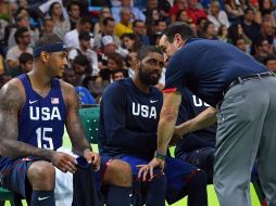 Carmelo (izq) platicando con el entrenador Krzyzewski (pantalón) en Río 2016. AFP / A.Isakovic