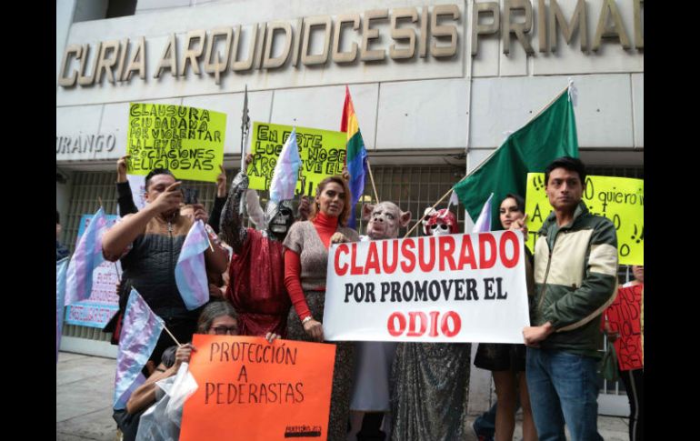 Integrantes de la comunidad LGBTTTI clausuran de manera simbólica las instalaciones del Arzobispado de México. SUN / B. Fregoso